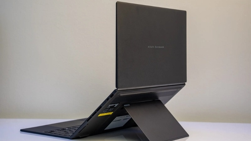 Máy có chân đế mới và lớp phủ Smudge-Free, giúp khung vỏ hạn chế bám vân tay khi dùng hằng ngày