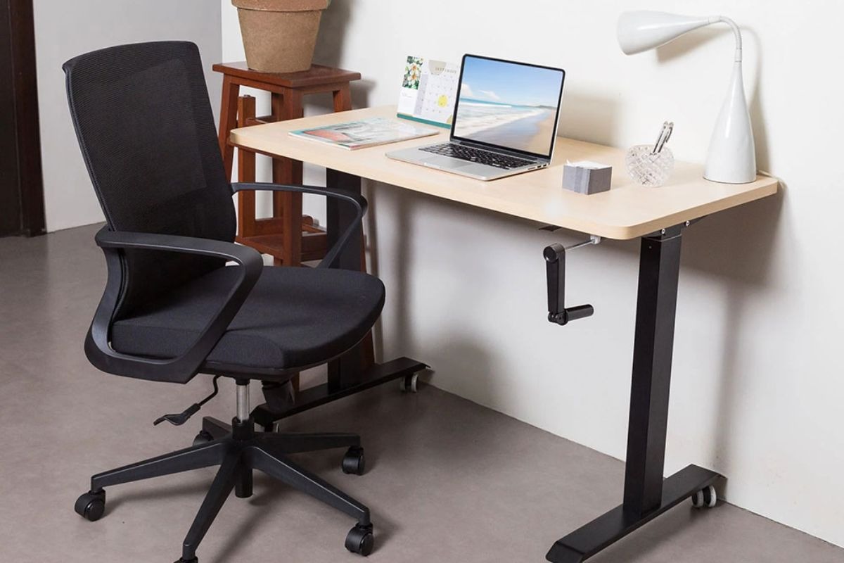 Bàn nâng hạ cơ sử dụng cần gạt để nâng hạ độ cao