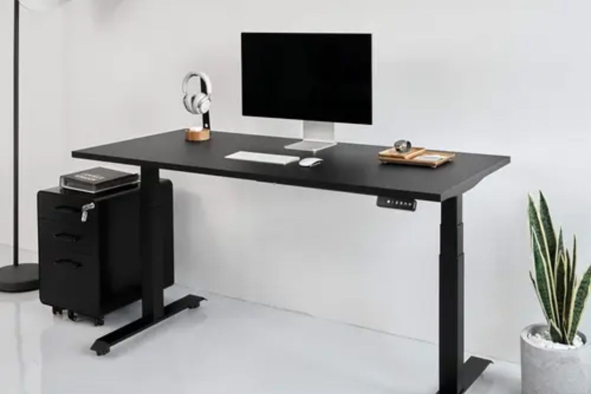 Bàn nâng hạ Pure Fansi sử dụng motor 2 bên giúp nâng hạ êm ái, mượt mà