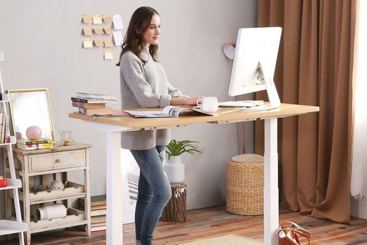 Điều chỉnh màn hình ngang hoặc thấp hơn tầm mắt để duy trì tư thế đứng chuẩn Ergonomics