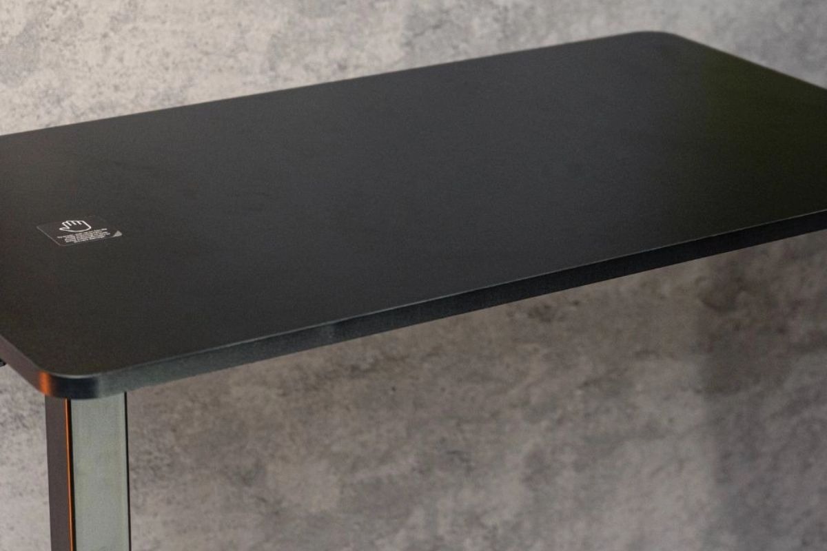 Mặt bàn được làm từ gỗ MDF phủ nhám hạn chế trầy xước, gia tăng tính thẩm mỹ