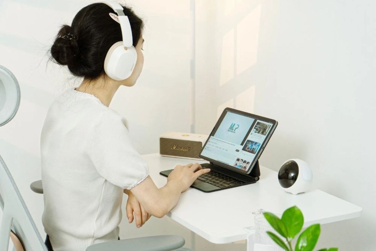 Bạn có thể hạ chiều cao bàn đến 66cm để dễ dàng ngồi làm việc mà không bị mỏi tay