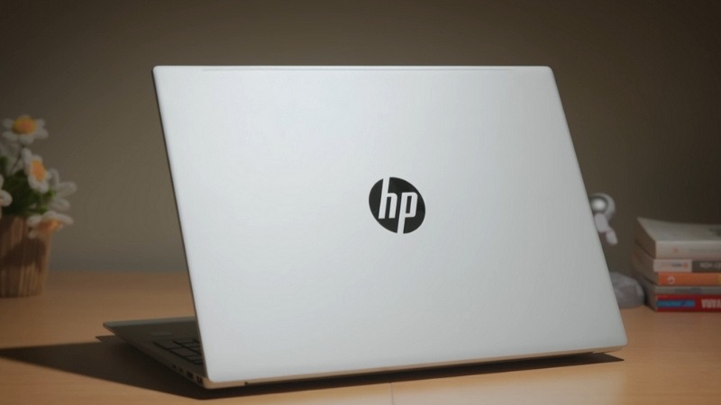 Vẻ ngoài HP OmniBook 5 16-ag1066AU BZ7S9PA sang trọng, di động bất ngờ