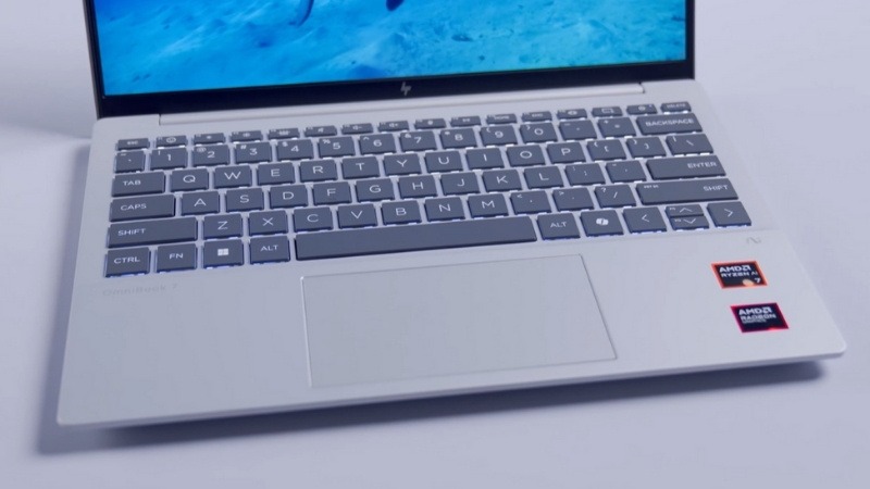 HP OmniBook 7 13-bg1087AU BZ7S1PA có bàn phím tiêu chuẩn, hỗ trợ đèn nền tiện dụng
