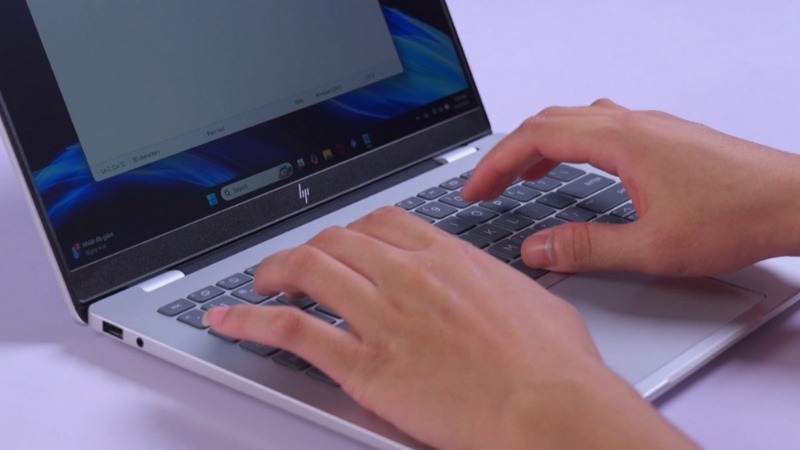 HP OmniBook 7 14-FR0033TU C1MN2PA sử dụng bàn phím full-size tiêu chuẩn có đèn nền LED trắng