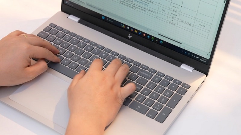 HP OmniBook 7 AI 16-az0043TU C2CX3PA được trang bị bàn phím full-size tiêu chuẩn có đèn nền