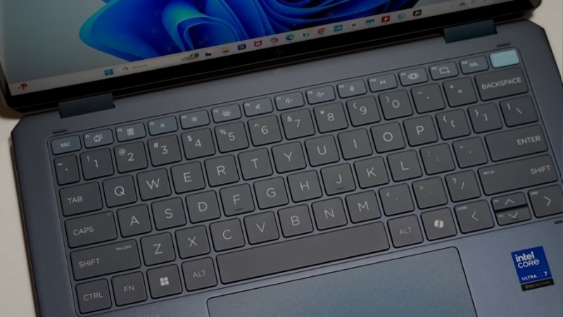 HP OmniBook UF X360 14-FH0097TU BZ7S3PA được trang bị bàn phím kích thước đầy đủ với 6 hàng phím