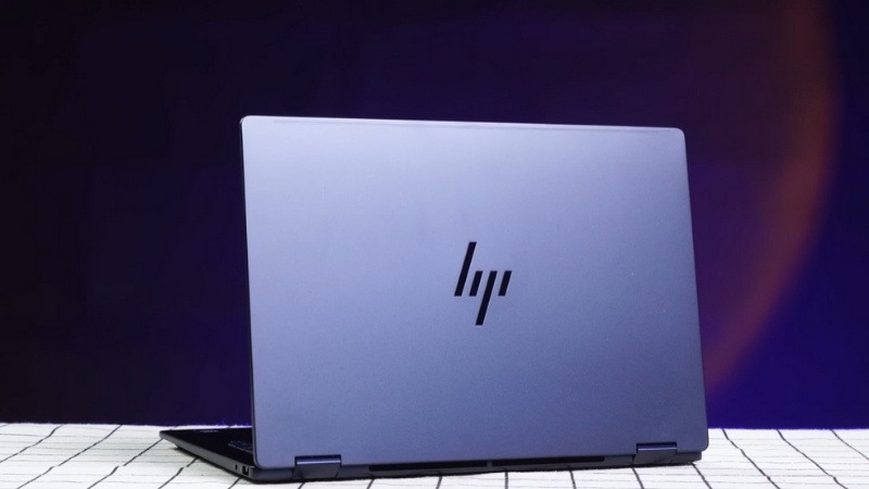 HP OmniBook X Flip 14-fm0076TU BZ7P6PA gây thiện cảm với tông màu Blue trẻ trung