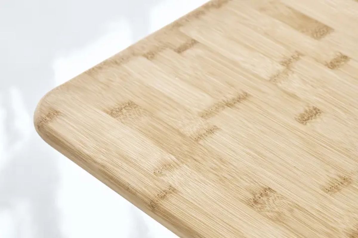 Mặt bàn nâng hạ Edge Bamboo 2.0 làm bằng tre mịn, đẹp, dễ dàng vệ sinh