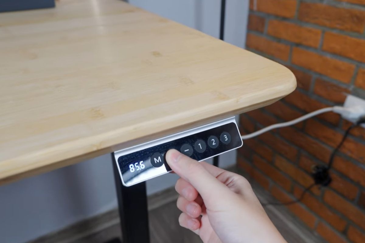 Bạn có thể dễ dàng điều chỉnh độ cao của bàn bằng nút bấm