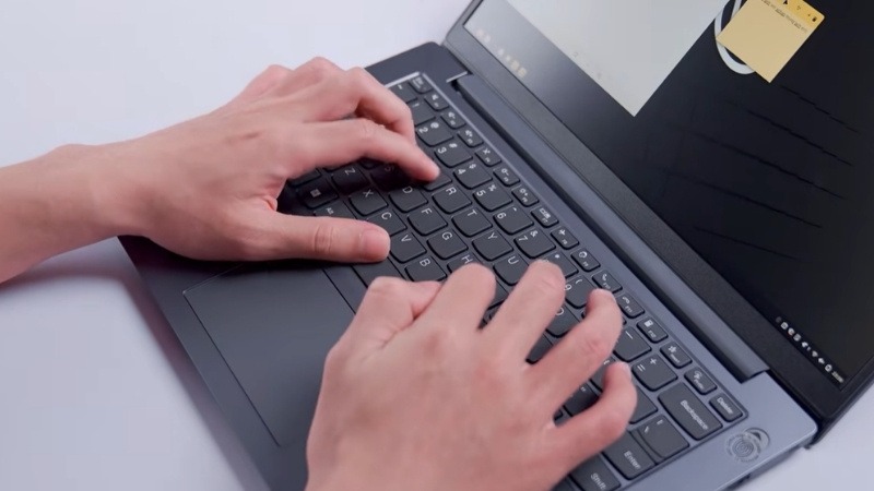 Bàn phím Lenovo V14 G5 IRL 83HD0033VN gõ êm ái, hành trình phím cực ổn