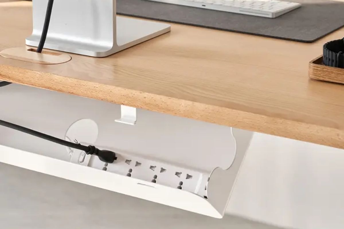 Khay đi dây giúp bạn quản lý dây điện gọn gàng, duy trì không gian làm việc thông thoáng