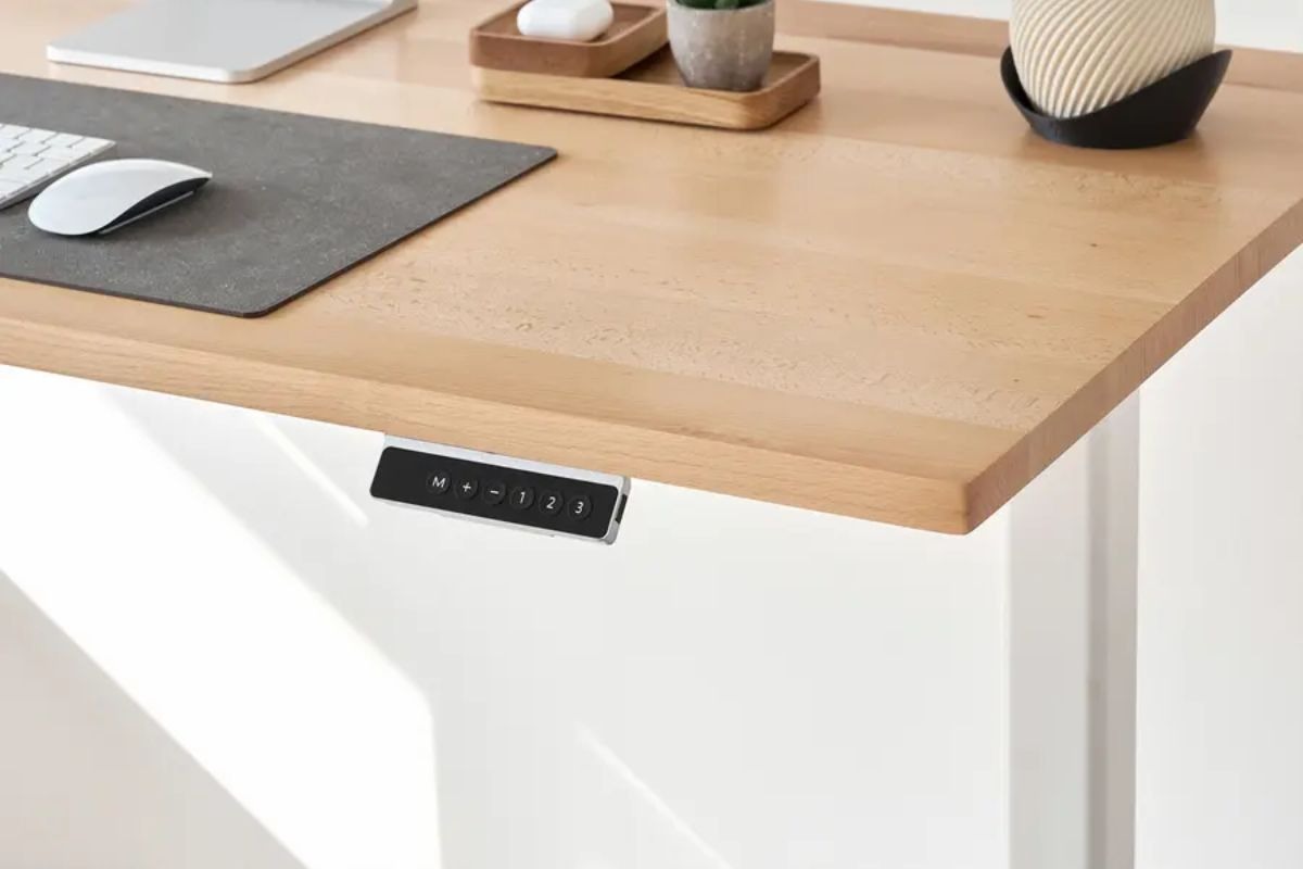 Bạn có thể điều chỉnh chiều cao của bàn dễ dàng với bảng điều khiển nhạy bén