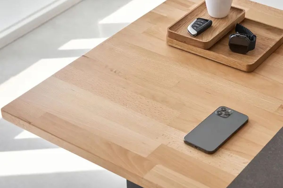 Mặt bàn nâng hạ Taxua Fansi làm bằng gỗ dẻ gai phủ sơn PU, chống trầy xước hiệu quả