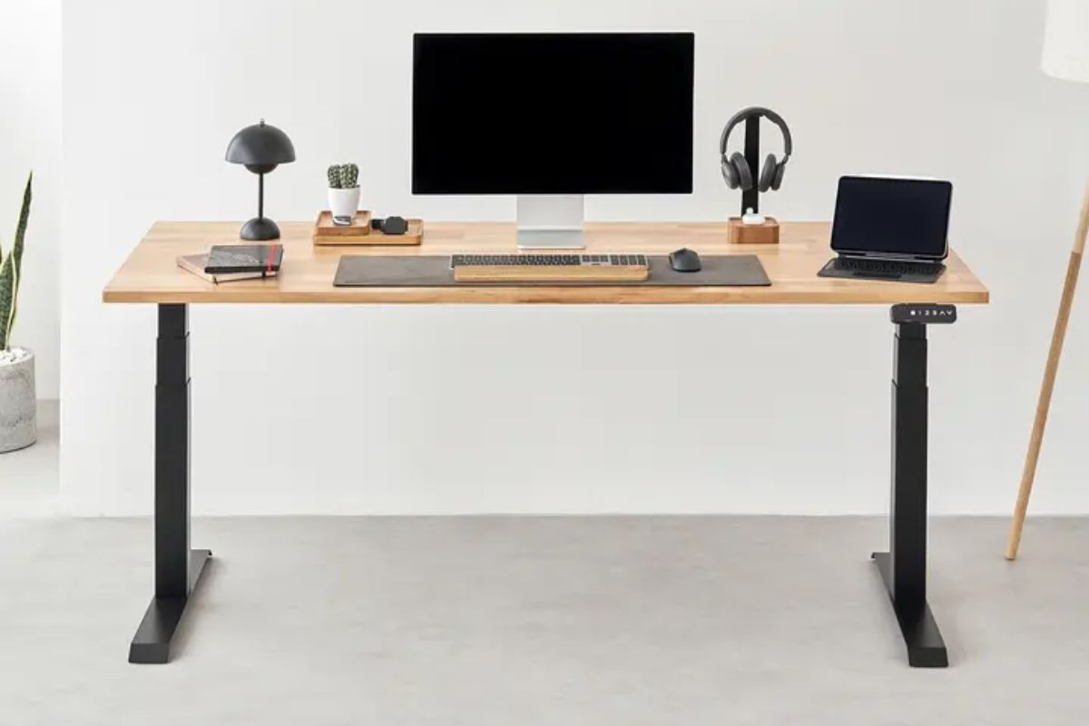 Bạn có thể nâng hạ chiều cao bàn sao cho phù hợp với vóc dáng và tư thế làm việc mong muốn