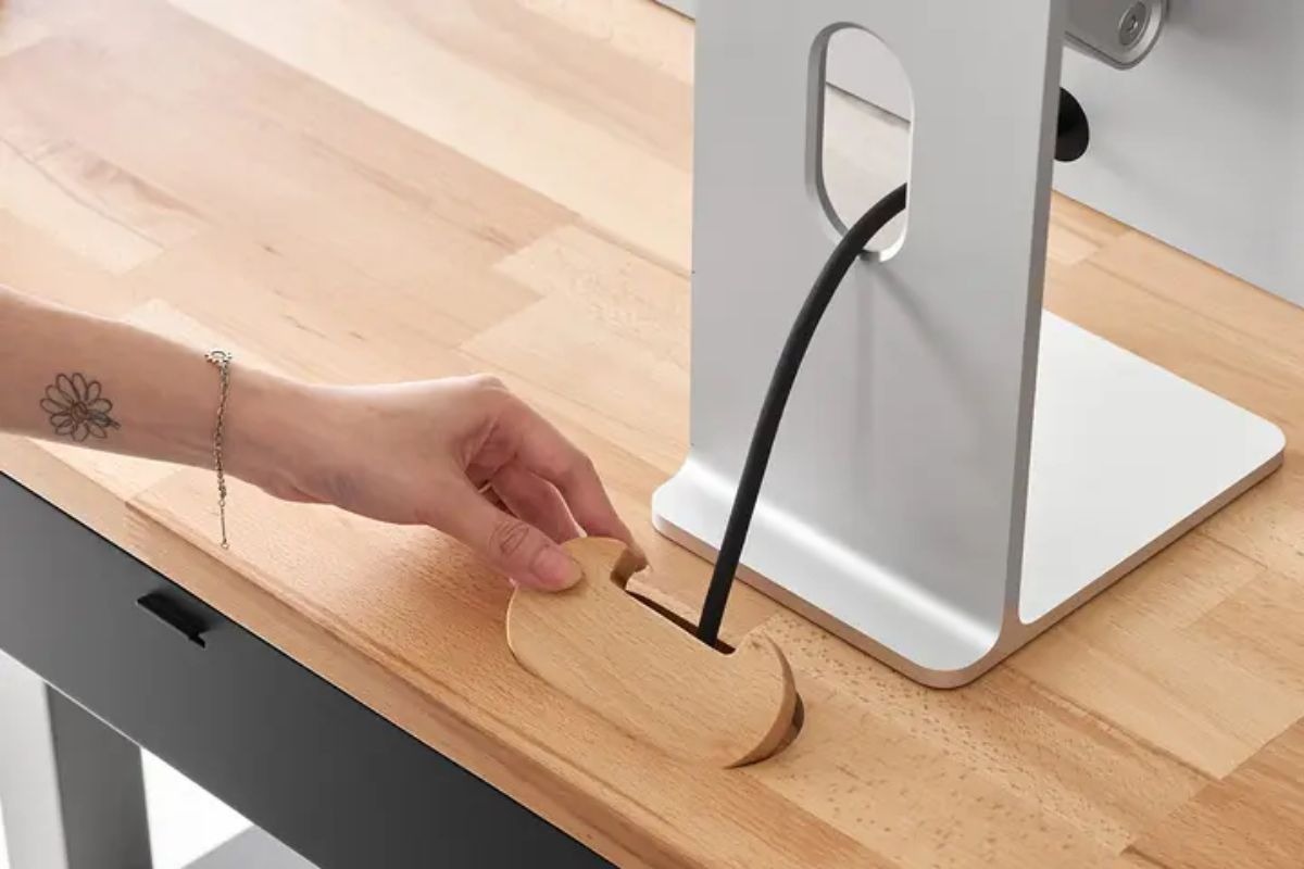 Bàn nâng hạ Taxua Fansi hỗ trợ lắp khay đi dây để bạn quản lý dây điện gọn gàng