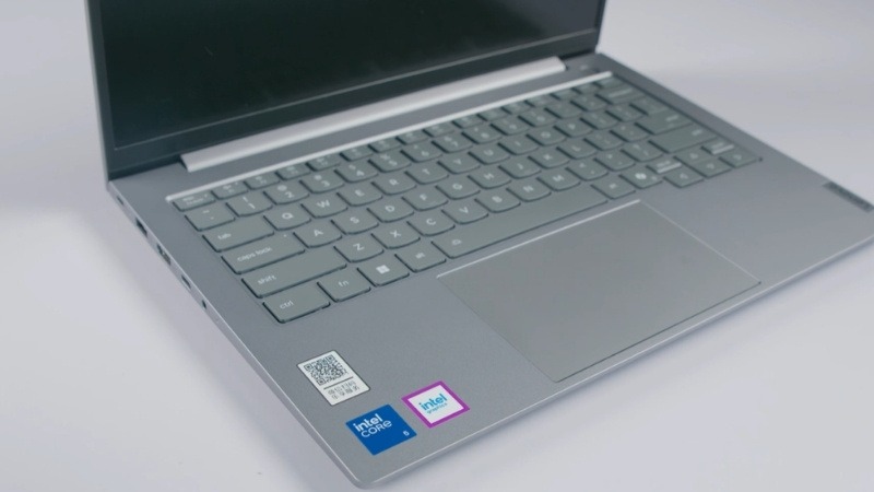 Trải nghiệm gõ phím và bàn di chuột trên Lenovo ThinkBook 14 G9 IRL 21UY008MVA