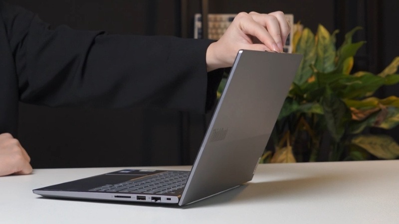 Thiết kế Lenovo ThinkBook 14 G9 IRL 21UY008RVA thanh lịch, bền bỉ và di động
