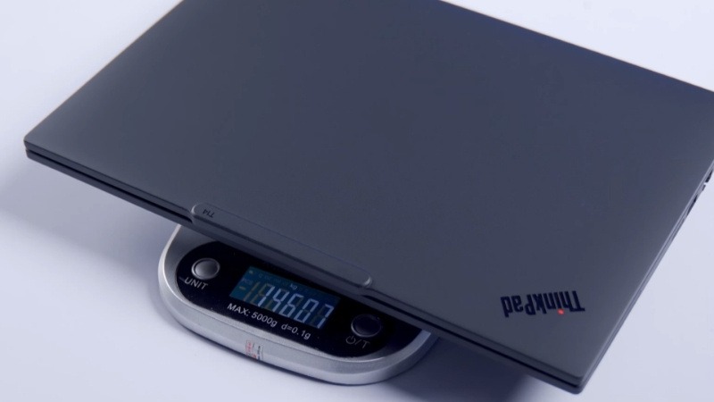 Lenovo ThinkPad T14 Gen 6 có lớp vỏ làm từ chất liệu PC pha sợi carbon