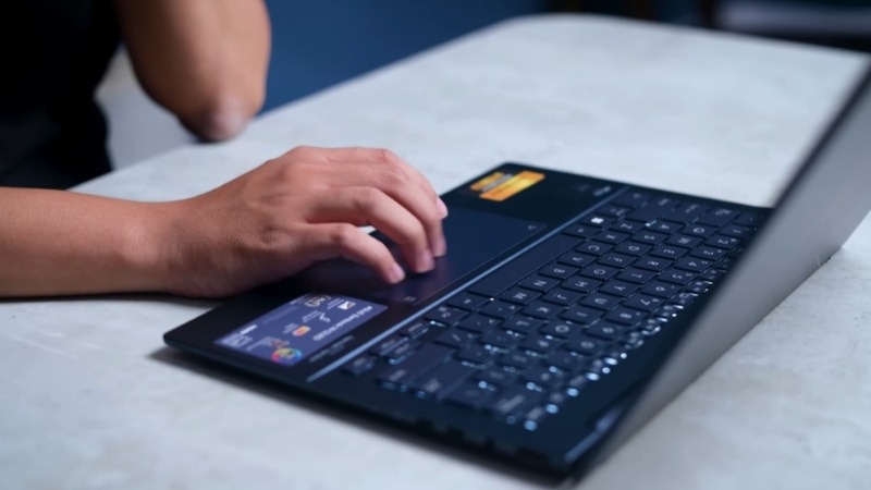 ASUS ZenBook 14 UX3405CA-ST628W trang bị bàn phím Backlit êm ái