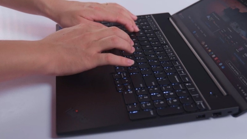 Bàn phím Lenovo ThinkPad E16 Gen 3 22AY003TVA có hành trình phím sâu và độ nảy cực kỳ êm ái