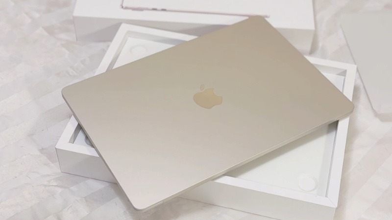 Apple Macbook Air M5 13 inch 2026 MDHA4SA/A hoàn thiện từ vỏ nhôm, màu Starlight sang trọng