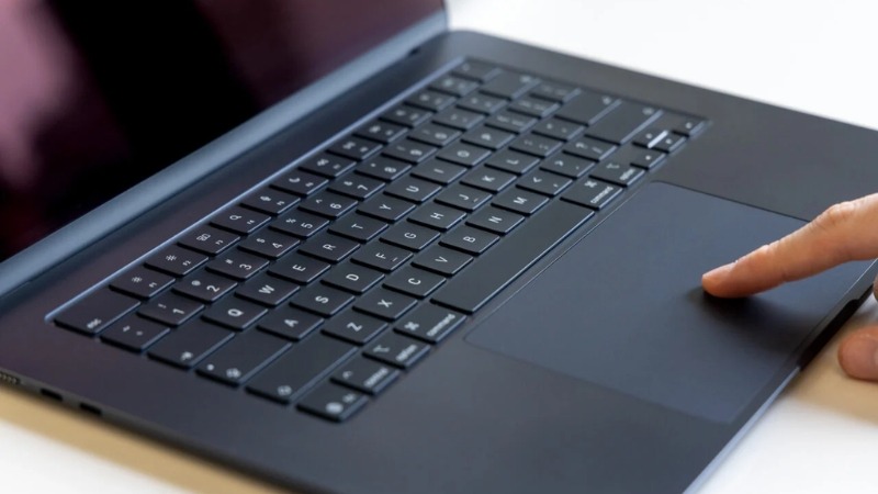 Apple Macbook Air M5 13 inch 2026 MDHE4SA/A trang bị bàn phím Magic Keyboard có đèn nền thông minh 