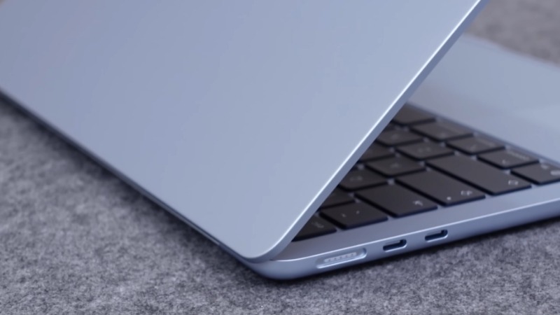 Apple Macbook Air M5 13 inch 2026 MDHJ4SA/A trang bị hai cổng Thunderbolt 4