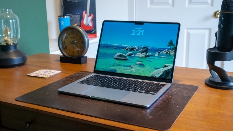 Pin dùng đến 18 giờ, tích hợp MagSafe 3 và Wi-Fi 7 cho kết nối ổn định trên Apple Macbook Air M5 15 inch 2026 MDVQ4SA/A