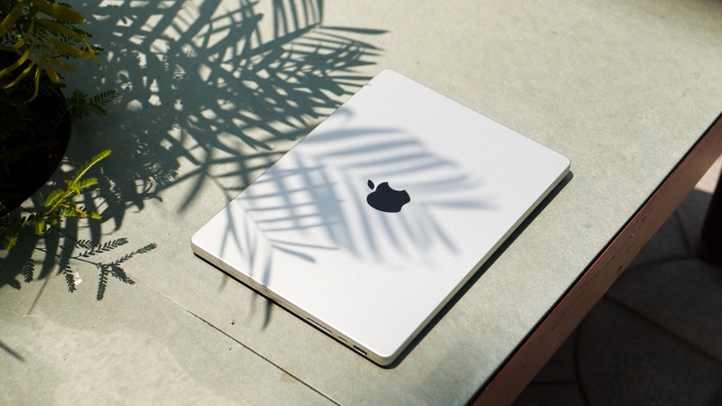Apple Macbook Pro M5 Max 16 inch 2026 MGE74SA/A tích hợp hệ thống 6 loa Dolby Atmos và 3 mic lọc ồn