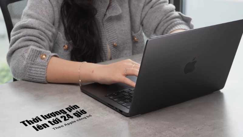 Apple Macbook Pro M5 Pro 16 inch 2026 MGEC4SA/A trang bị pin 100Wh cung cấp 24 giờ sử dụng liên tục, đi kèm sạc nhanh 140W qua cổng MagSafe 3