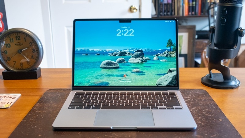 Apple Macbook Air M5 15 inch 2026 MDVU4SA/A có độ sáng 500 nit, dải màu P3 cùng công nghệ True Tone giúp hình ảnh chuẩn xác và dịu mắt