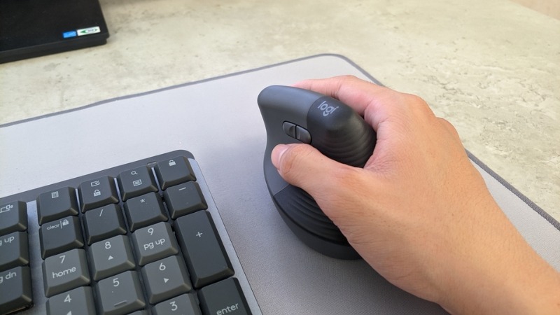 Chuột công thái học Logitech Lift Vertical phù hợp cho dân văn phòng tay nhỏ đến vừa, người bị đau cổ tay 