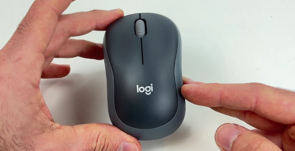 Thiết kế chuột máy tính không dây Logitech M185