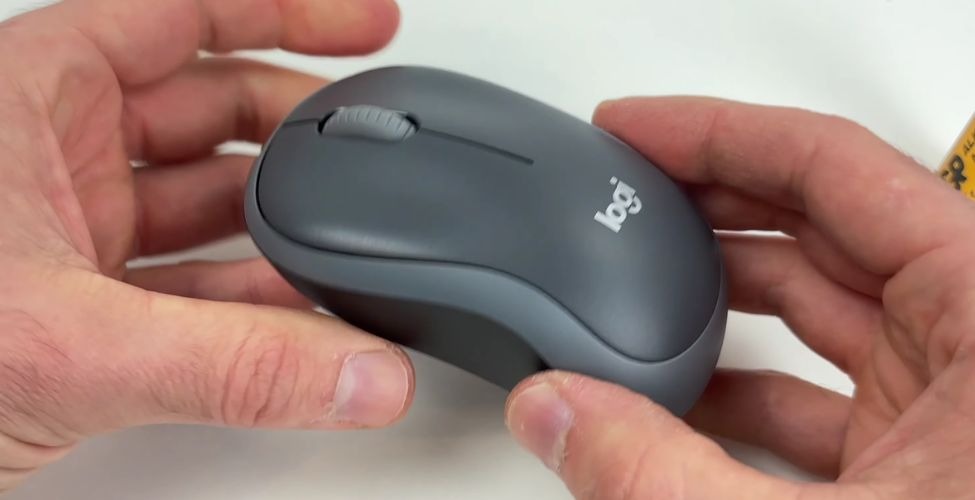 Pin chuột máy tính không dây Logitech M185