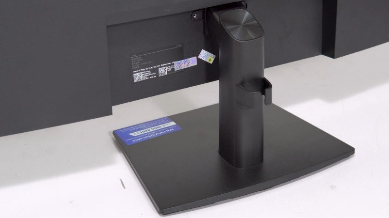 Màn hình Dell E2723H có sắc đen chủ đạo tinh tế, chân đế chắc chắn và viền gọn gàng cho mọi không gian