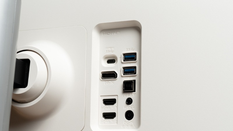 LG MyView 32SR83U-W trang bị cổng USB-C đa năng giúp truyền hình ảnh và sạc pin cho laptop chỉ với một dây
