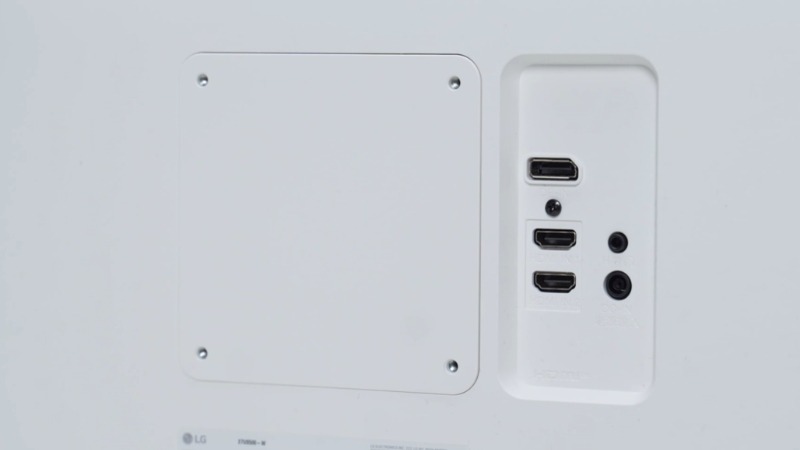 Sản phẩm trang bị hai cổng HDMI, một cổng DisplayPort và jack tai nghe tiện lợi