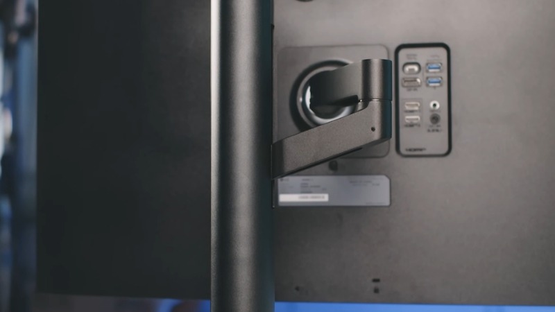 LG UltraFine 32UN880K-B có chân đế Ergo dạng arm kẹp bàn giúp giải phóng không gian và xoay chuyển linh hoạt