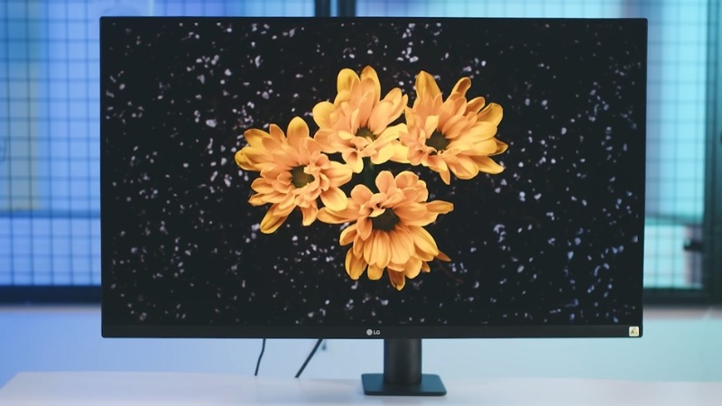 LG UltraFine 32UN880K-B có cổng USB-C đa năng giúp xuất hình và sạc ngược 60W tiện lợi chỉ với một sợi cáp