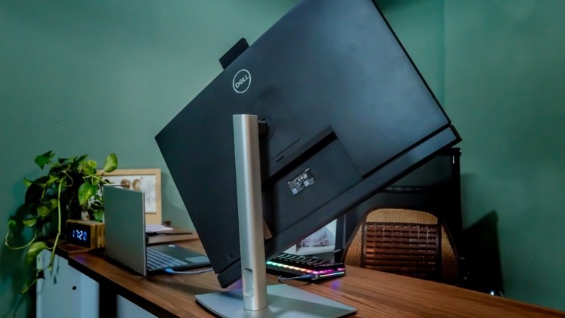 Dell C2722DE có tông bạc sang trọng, viền mỏng và chân đế linh hoạt tùy chỉnh chiều cao, xoay dọc 90 độ