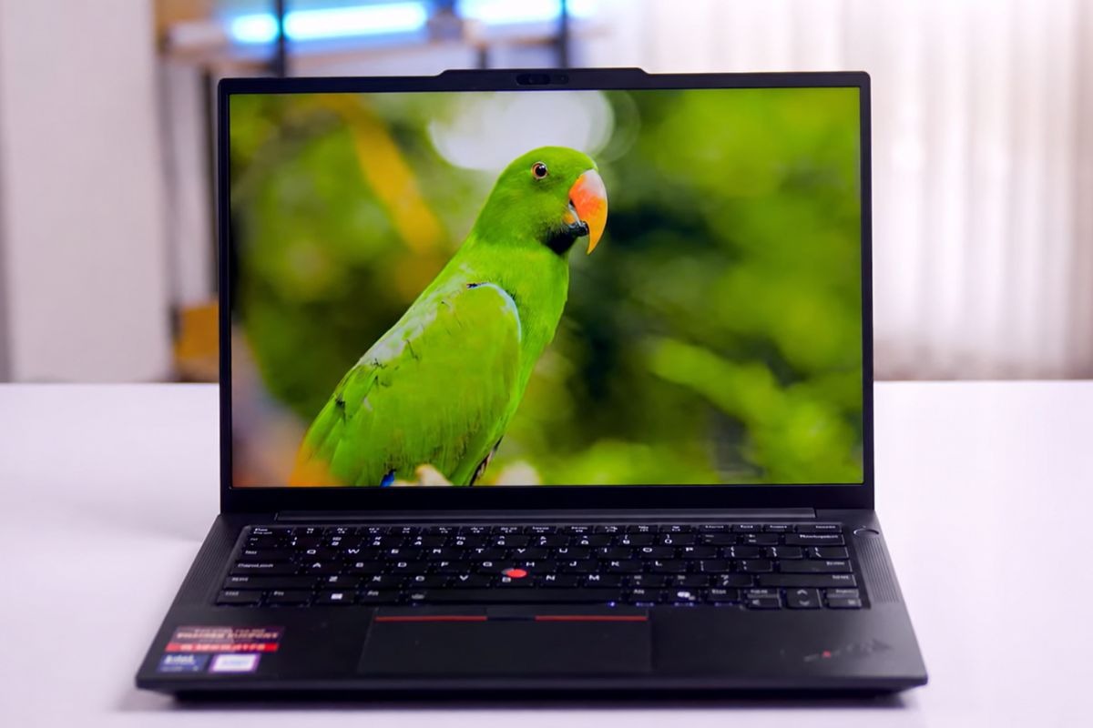 Lenovo ThinkPad E14 Gen 7 21T90023VN có màn hình sắc nét, hiển thị thông tin rõ ràng dù ngồi dưới ánh nắng mặt trời