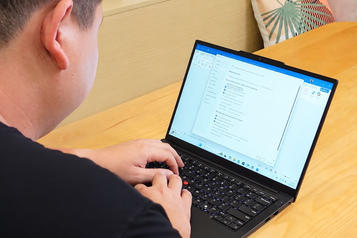 ThinkPad E14 Gen 7 có thể sử dụng liên tục đến 6 giờ