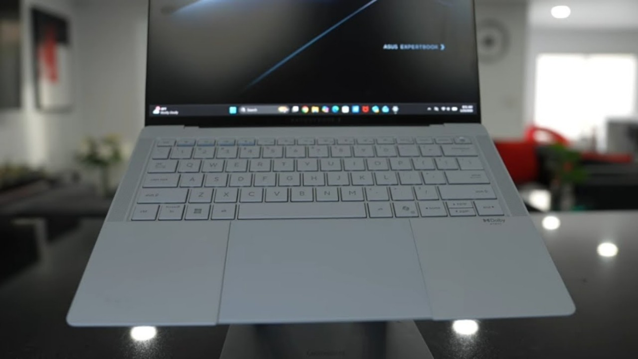ASUS ExpertBook Ultra sở hữu trackpad Haptic cao cấp cùng bàn phím, loa ổn định hàng ngày