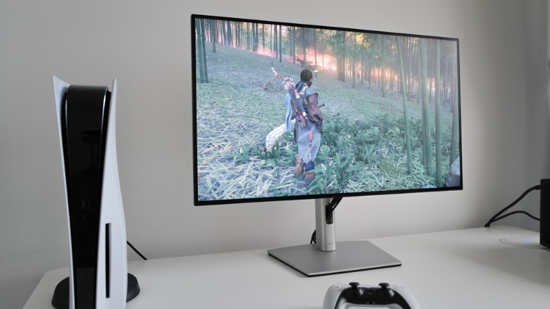 Dell UltraSharp U3223QE có độ phân giải 4K sắc nét kết hợp tấm nền IPS Black cho màu sắc chuẩn xác, có chiều sâu