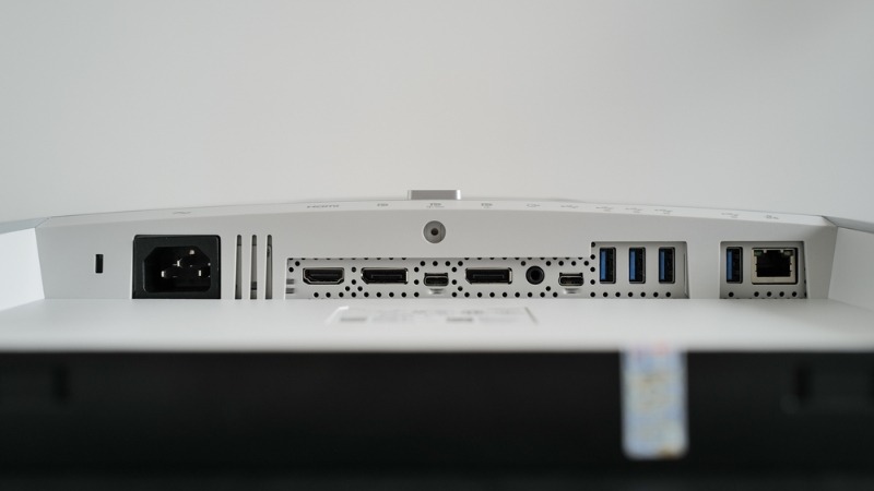 Dell UltraSharp U3223QE trang bị cổng USB-C 90W đa năng cùng KVM tiện lợi giúp tối ưu hóa không gian làm việc của bạn