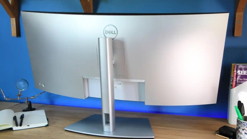 Màn hình Dell UltraSharp U3824DW 37.5 inch cong nhẹ, chân đế linh hoạt giúp bao trùm tầm mắt và làm việc thoải mái