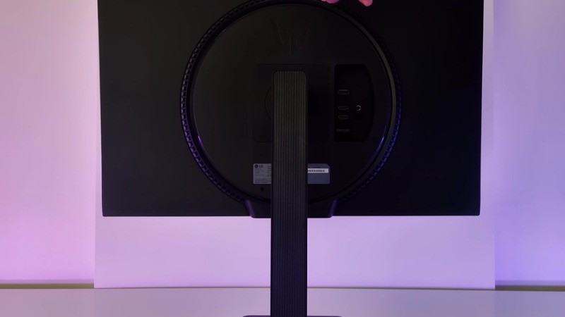 Kiểu dáng LG UltraGear G4 27G440A-B gaming góc cạnh với chân đế linh hoạt giúp dễ dàng xoay lật theo nhu cầu