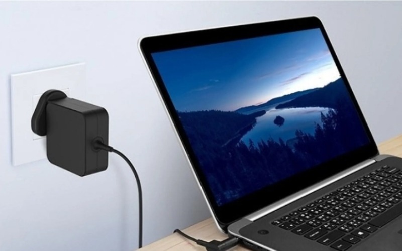 laptop phải được sạc đầy hoặc cắm sạc