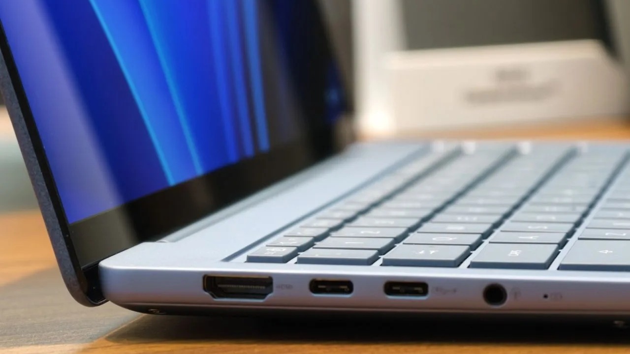 Laptop ASUS trang bị đủ HDMI, USB-C, USB-A và jack tai nghe, giúp hạn chế dùng hub chuyển đổi